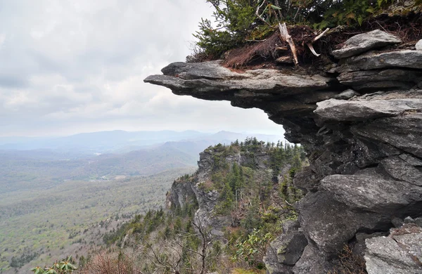 Falaise sautant du flanc de la montagne dans les Appalaches — Photo