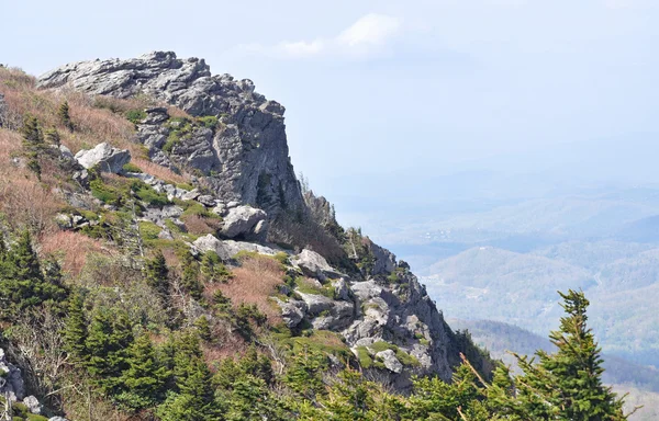 Falaise rocheuse et paysage alpin à la montagne Grand-père — Photo