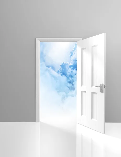 Tür zum Himmel, Spiritualität und Erleuchtungskonzept einer offenen Tür zu verträumten Wolken — Stockfoto