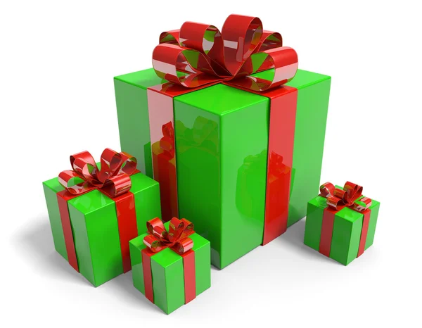 Рождественские подарки в подарочных коробках с блестящей зеленой оберточной бумагой и красными лентами, связанными бантами — стоковое фото