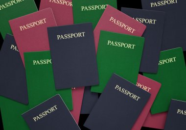 Mavi, yeşil ve kırmızı pasaport kitap seyahat ve gümrük kavramı