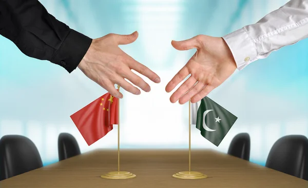 China and Pakistan diplomats agreeing on a deal — Stock Photo, Image