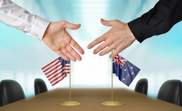 United States and Australia diplomats agreeing on a deal — Stock Photo, Image