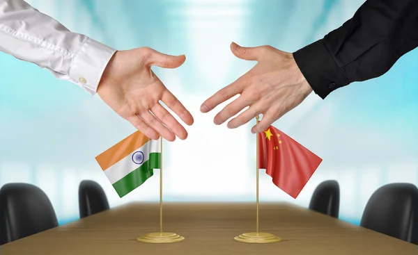 India and China diplomats agreeing on a deal — Stock Photo, Image