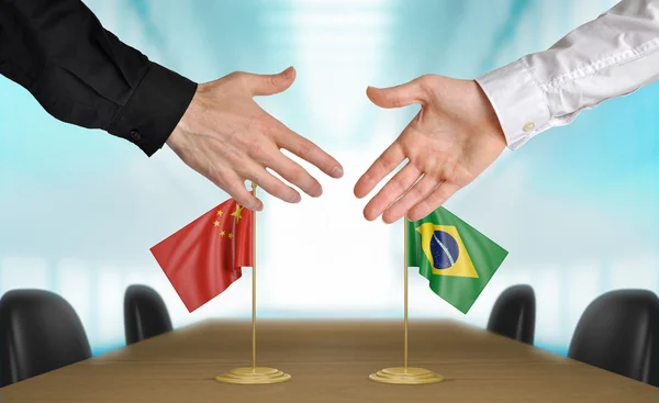 China and Brazil diplomats agreeing on a deal — Stock Photo, Image