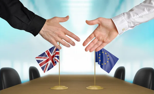 United Kingdom and European Union diplomats agreeing on a deal — Stock Photo, Image