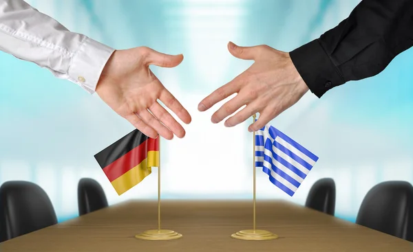 Diplomatas da Alemanha e da Grécia que acordam num acordo — Fotografia de Stock