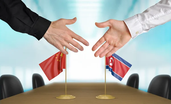 China and North Korea diplomats agreeing on a deal — Stock Photo, Image