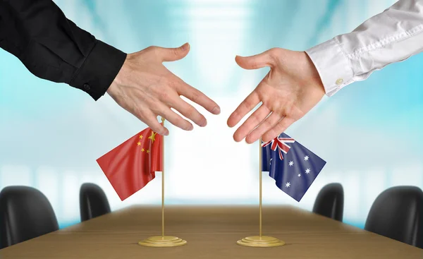 China and Australia diplomats agreeing on a deal — Stock Photo, Image