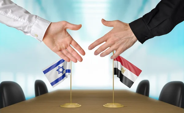 Israël en Egypte diplomaten overeenstemming te bereiken over een deal — Stockfoto