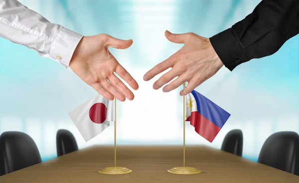 Diplomáticos de Japón y Filipinas acuerdan un acuerdo — Foto de Stock