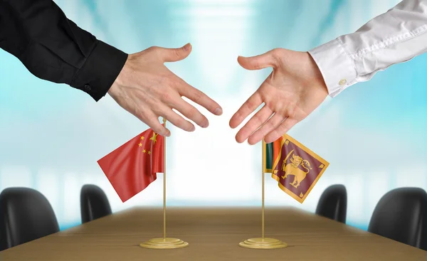 China and Sri Lanka diplomats agreeing on a deal — Stock Photo, Image