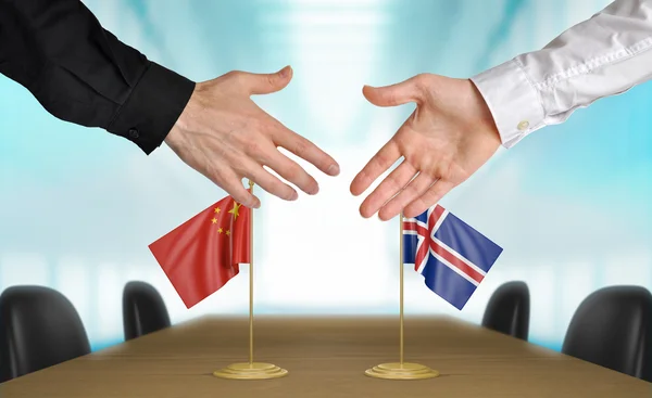 China and Iceland diplomats agreeing on a deal — Stock Photo, Image