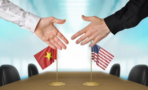 Vietnam and United States diplomats agreeing on a deal — Stock Photo, Image