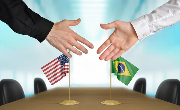 Verenigde Staten en Brazilië diplomaten overeenstemming te bereiken over een deal — Stockfoto