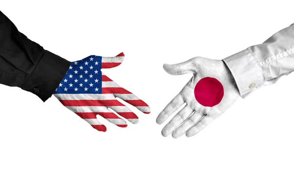 Американские и японские лидеры пожимают руку соглашению о сделке — стоковое фото