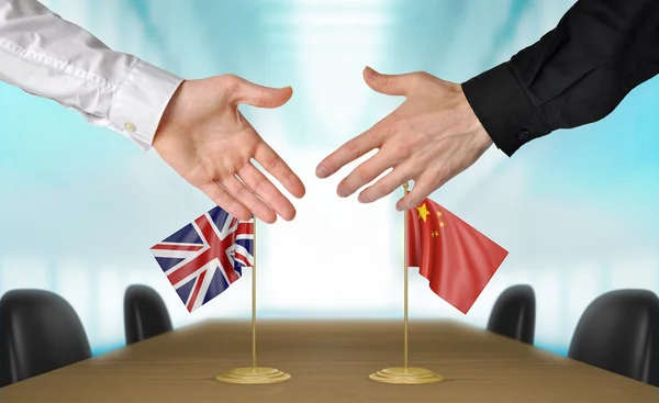 Дипломаты Великобритании и Китая договорились о сделке — стоковое фото