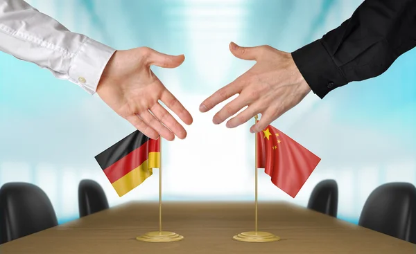 Germany and China diplomats agreeing on a deal — Stock Photo, Image