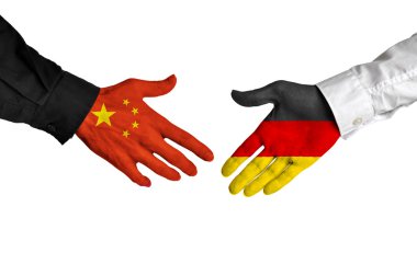 Çin ve Almanya liderleri bir anlaşma üzerinde anlaşmaya tokalaşırken