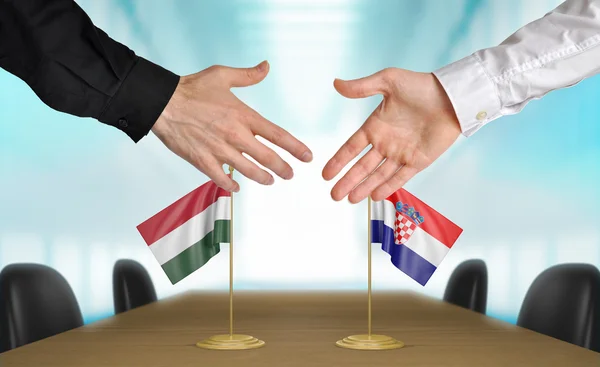 Hungary and Croatia diplomats agreeing on a deal — Stock Photo, Image