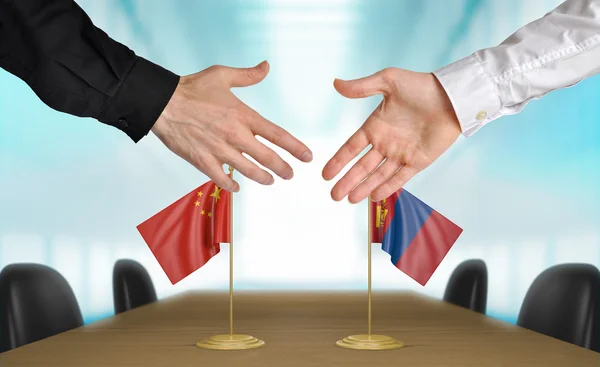 China and Mongolia diplomats agreeing on a deal — Stock Photo, Image