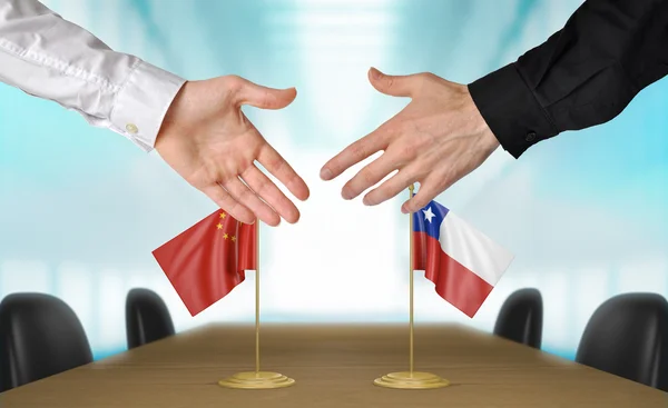 China and Chile diplomats agreeing on a deal — Stock Photo, Image