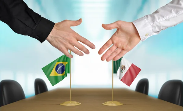 Diplomáticos de Brasil y México acuerdan un acuerdo —  Fotos de Stock