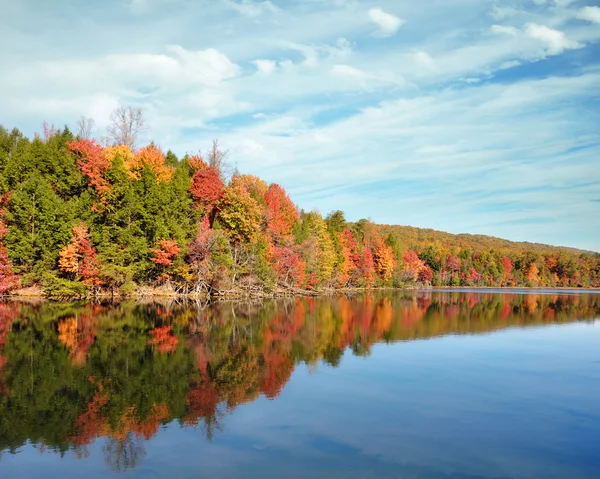 Heldere fall kleuren weerspiegelen in de baaien bergmeer in Kingsport (Tennessee) — Stockfoto