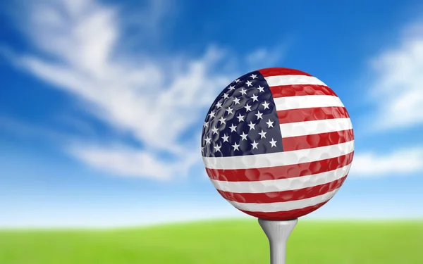 Pelota de golf con colores de bandera de los Estados Unidos sentado en una camiseta — Foto de Stock