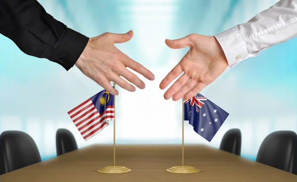 Malaysia and Australia diplomats agreeing on a deal — Stock Photo, Image
