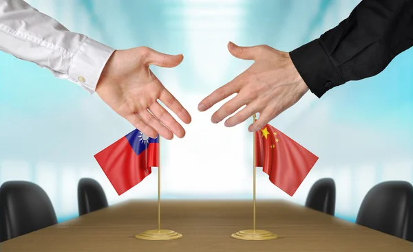 Taiwan and China diplomats agreeing on a deal — Stock Photo, Image