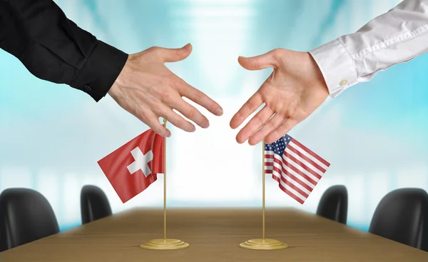 Schweiz och USA diplomater skakar hand hålla ta itu — Stockfoto