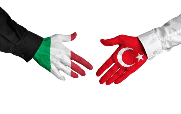 Führende Politiker Italiens und der Türkei schütteln die Hand über ein Abkommen — Stockfoto