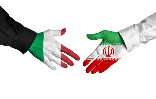 Italienische und iranische Staats- und Regierungschefs schütteln sich die Hand über ein Abkommen — Stockfoto