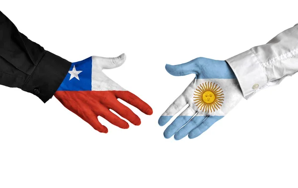 Staatschefs Chiles und Argentiniens geben sich die Hand über ein Abkommen — Stockfoto