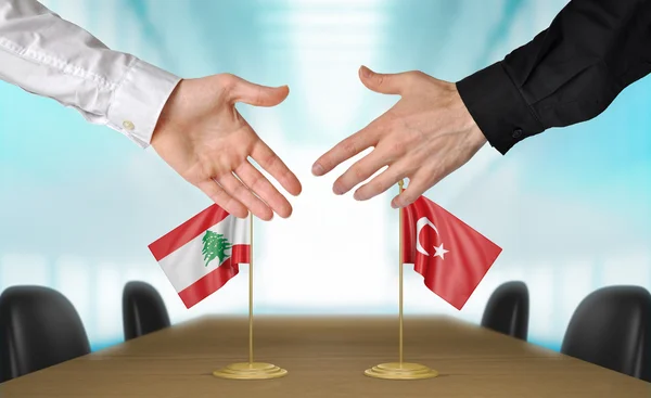 Libanon en Turkije diplomaten schudden handen eens te gaan — Stockfoto