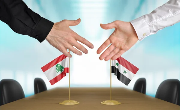 Diplomat Lebanon dan Suriah berjabat tangan untuk menyetujui kesepakatan. — Stok Foto