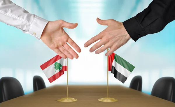 Дипломаты Ливана и Объединенных Арабских Эмиратов пожимают руку, чтобы договориться о сделке — стоковое фото