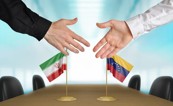 Iran and Venezuela diplomats shaking hands to agree deal — Stock Photo, Image