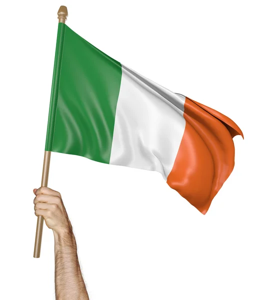 Mano orgullosamente ondeando la bandera nacional de Irlanda — Foto de Stock