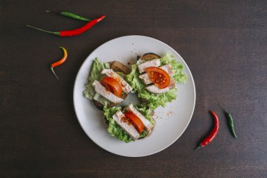 Jambonlu sandviç ile plaka. Üstten Görünüm