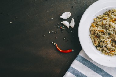 Yaşlı ahşap masa üzerinde domuz eti pilav plakalı. Kopya alanı ile Üstten Görünüm