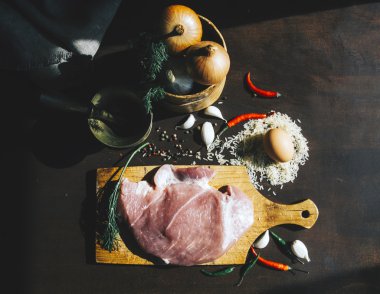 Çiğ domuz eti bonfile ve baharat ahşap masa üzerinde. Üstten Görünüm