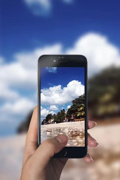 Фотографування пляжної сцени з смартфоном . — стокове фото