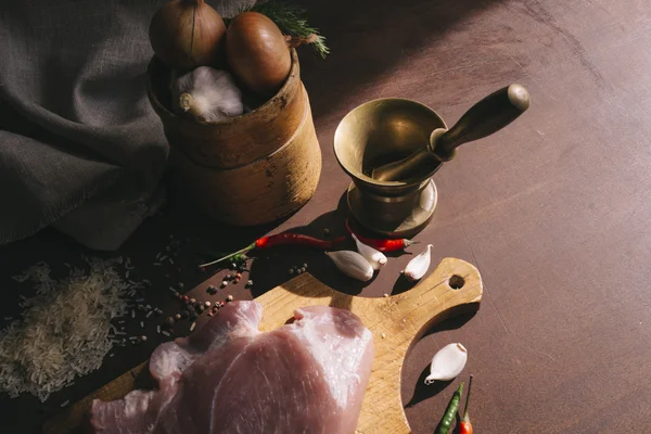 Filete de cerdo crudo y especias en mesa de madera. Vista superior — Foto de Stock