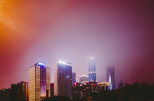 Drapaczy chmur w dzielnicy finansowej w Guangzhou w nocy (24 lutego 2015) — Zdjęcie stockowe