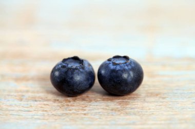 Taze yaban mersinleri masada.