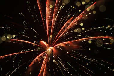 Bokeh arkaplanlı renkli havai fişekler