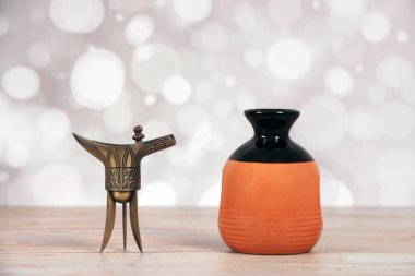 Çin likörü ve bakır şarap bardakları.