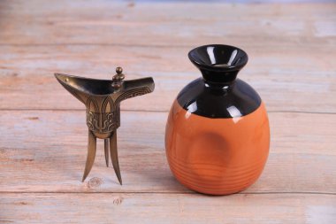 Çin likörü ve bakır şarap bardakları.